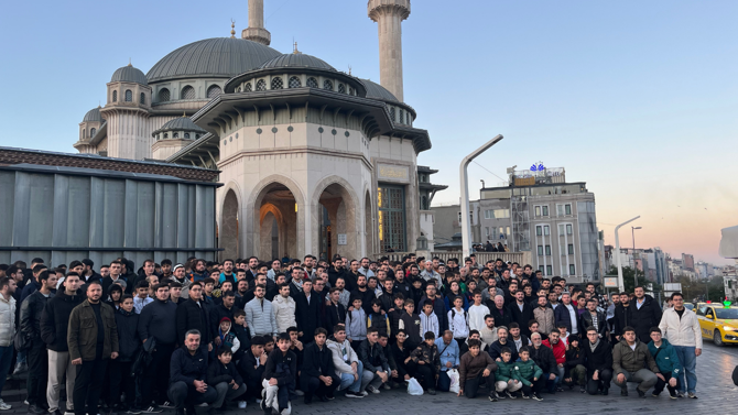 TÜGVA’lı gençler Taksim Camii’nde sabah namazında buluştu! Göğe tekbir ve salavat sesleri yükseldi