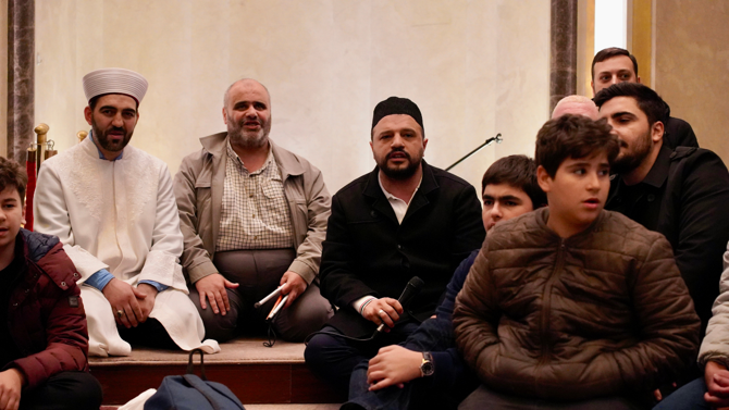 TÜGVA’lı gençler Taksim Camii’nde sabah namazında buluştu! Göğe tekbir ve salavat sesleri yükseldi - Resim : 3