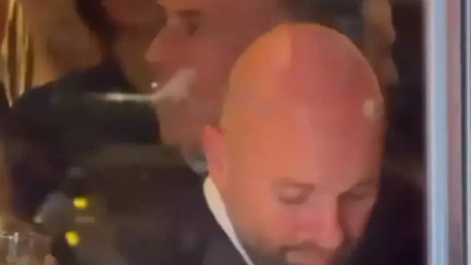 Yasemin Ergene'den ayrılan İzzet Özilhan gecelerde görüntülendi - Resim : 5