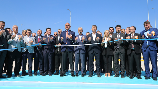 Trafik rahatlayacak! Bakan Uraloğlu, Antalya'da 3 kara yolu projesinin açılışını yaptı!