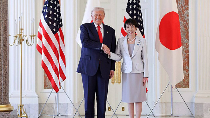 Trump Japonya’da pisti salladı! ABD Donanması önünde dans etti, sosyal medya yıkıldı - Resim : 2