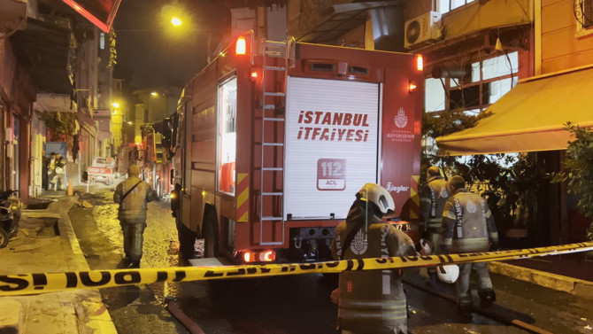 Beyoğlu'nda kız isteme töreni faciaya dönüştü! Atılan havai fişekler eve isabet etti! Bina cayır cayır yandı, 8 kişi hastanelik oldu - Resim : 5