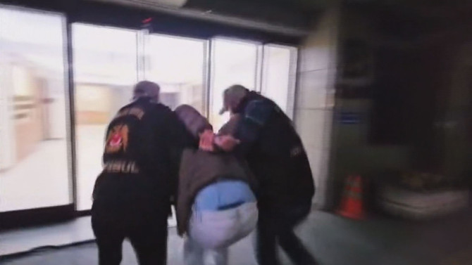 Beyoğlu'nda skandal olay: Kadının boynuna tasma takıp sokakta gezdirdi! 2 kişi tutuklandı