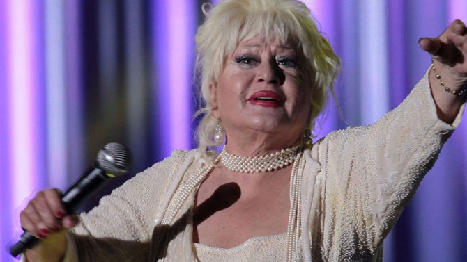 Burcu Biricik, acı haberi galada öğrendi! Muazzez Abacı’nın vefat haberini duyunca neye uğradığını şaşırdı! Yüz ifadesi gündemde