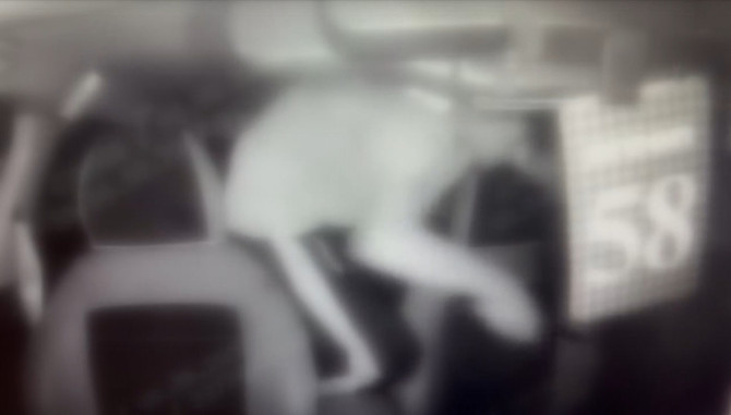 Beyoğlu’nda 16 yaşındaki çocuk, taksiciyi ensesinden bıçaklayıp gasbetmeye çalıştı! Cezaevini boyladı! O anlar kamerada - Resim : 2