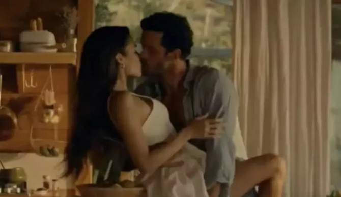 Hakan Sabancı ile Hande Erçel'in ayrıldığı iddia ediliyordu! Sebebi Rüzgara Bırak filmindeki ateşli sahneler mi?