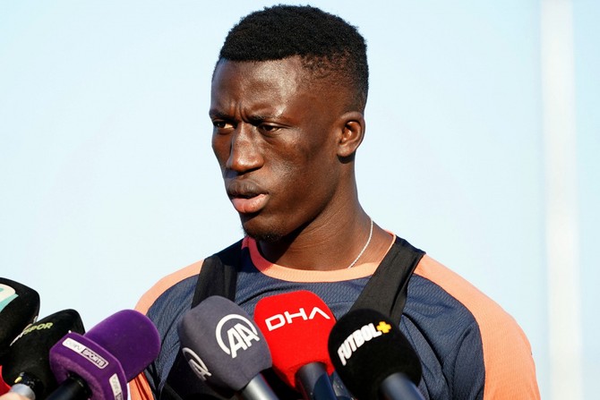 Nilperi Şahinkaya'ya mesaj atan Senegalli futbolcu kim? - Resim : 5
