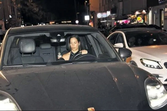 Zehra Çilingiroğlu, 15 milyon TL'lik özel plakalı lüks aracıyla Bebek'te tur attı