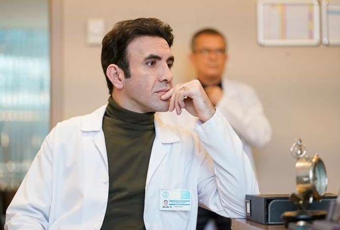 Bahar dizisinin başrolü Demet Evgar'ın ekip yemeğinde "Ümit Hırsızı" performansıyla coştuğu anlar sosyal medyayı salladı! - Resim : 4
