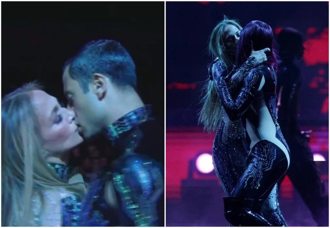 Jennifer Lopez'den skandal hareket! Sahnede hem erkek hem de kadın dansçılarla öpüştü