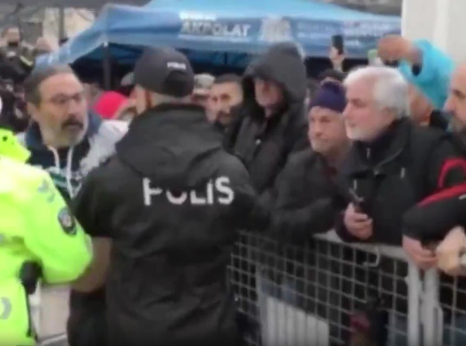 Ferdi Tayfur'un cenazesinde polisler ünlü oyuncuyu tanımadı! Mustafa Üstündağ'ı yaka paça dışarı atmaya çalıştılar