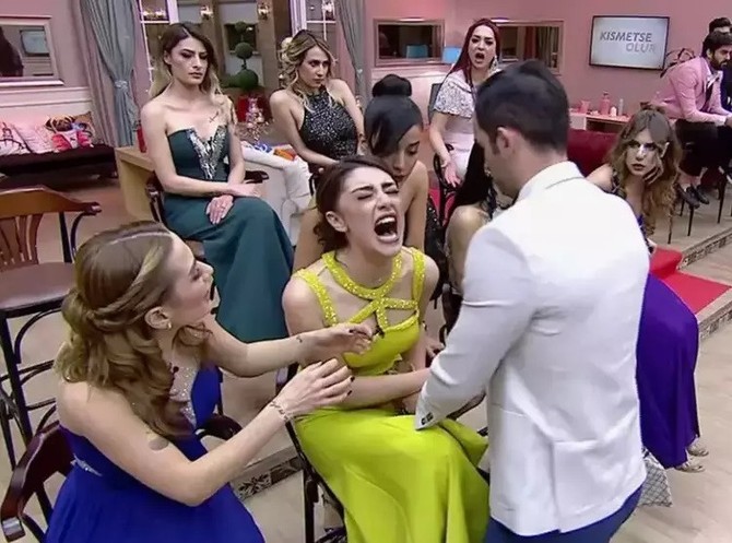 Aycan Varış’tan şoke eden Kısmetse Olur itirafı! “Bana ilaç verdiler, ayaklarına kapandım!” - Resim : 4