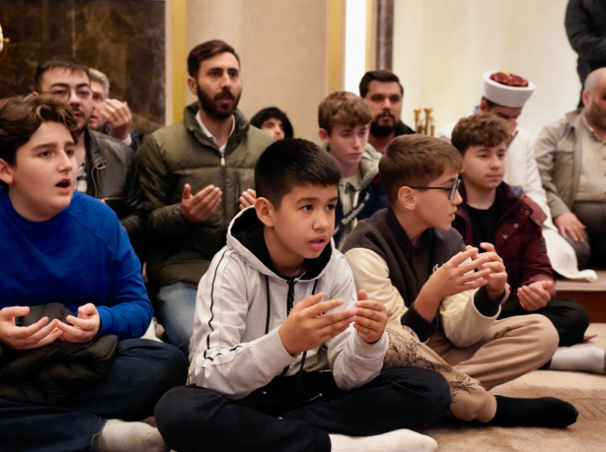 TÜGVA’lı gençler Taksim Camii’nde sabah namazında buluştu! Göğe tekbir ve salavat sesleri yükseldi - Resim : 5