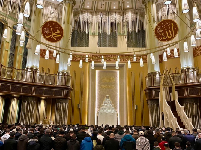 TÜGVA’lı gençler Taksim Camii’nde sabah namazında buluştu! Göğe tekbir ve salavat sesleri yükseldi - Resim : 4