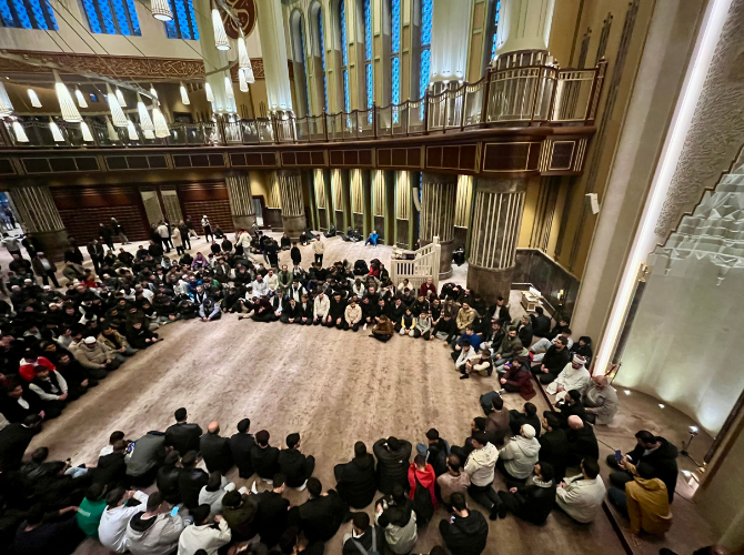 TÜGVA’lı gençler Taksim Camii’nde sabah namazında buluştu! Göğe tekbir ve salavat sesleri yükseldi - Resim : 2