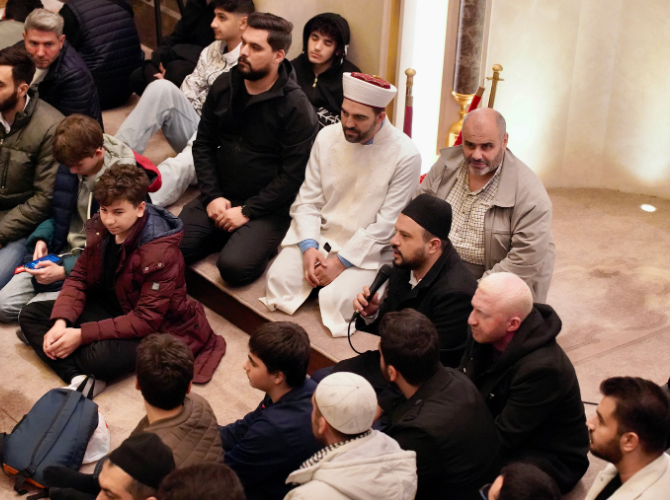 TÜGVA’lı gençler Taksim Camii’nde sabah namazında buluştu! Göğe tekbir ve salavat sesleri yükseldi - Resim : 6