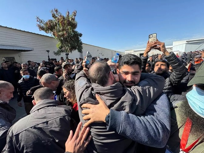 Serbest kalan Filistinli esirlerin ilk işleri kendilerine zorla giydirilen davut yıldızlı kıyafetleri yakmak oldu - Resim : 3