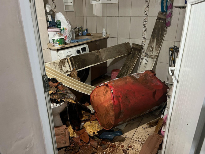 Ege'yi sel ve fırtına vurdu! Evler sular altında kaldı, araçlar sürüklendi, çatılar uçtu, bir evin banyosuna su tankı düştü - Resim : 3