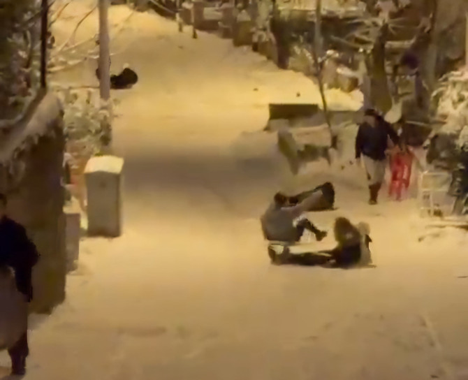 Eğlence felaketle bitti! Tepsiyle karda kayan genç kız duvara çarptı... Apar topar hastaneye kaldırıldı