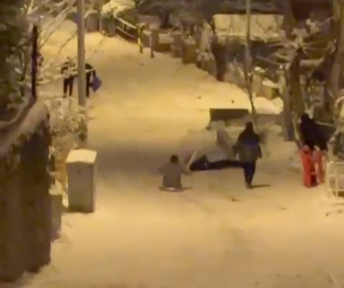 Eğlence felaketle bitti! Tepsiyle karda kayan genç kız duvara çarptı... Apar topar hastaneye kaldırıldı - Resim : 2