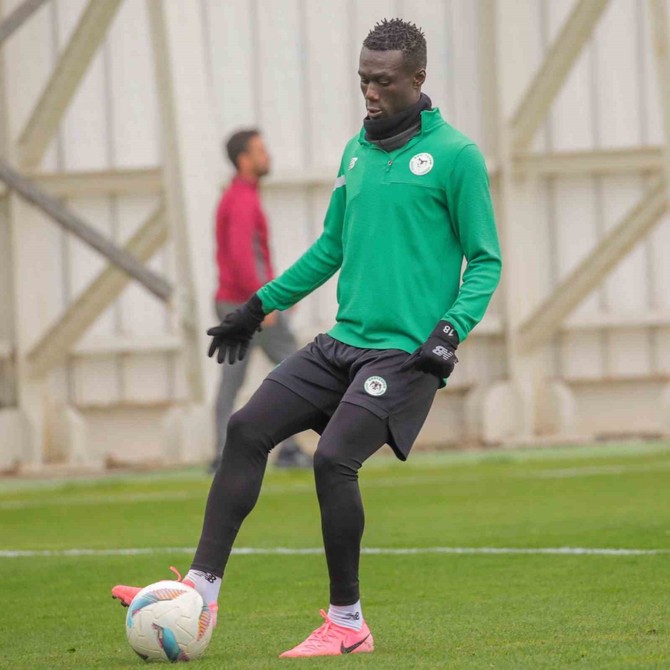 Nilperi Şahinkaya'ya mesaj atan Senegalli futbolcu kim? - Resim : 4