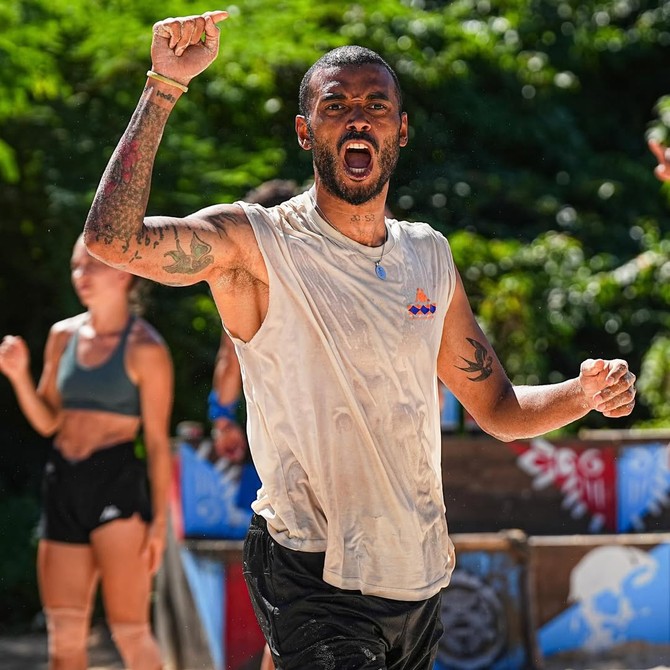 Survivor'da Efecan Dianzenza ile Yağmur Banda hakkında yasak aşk iddiası! Efecan Dianzenza'nın eşinden olay açıklama - Resim : 2
