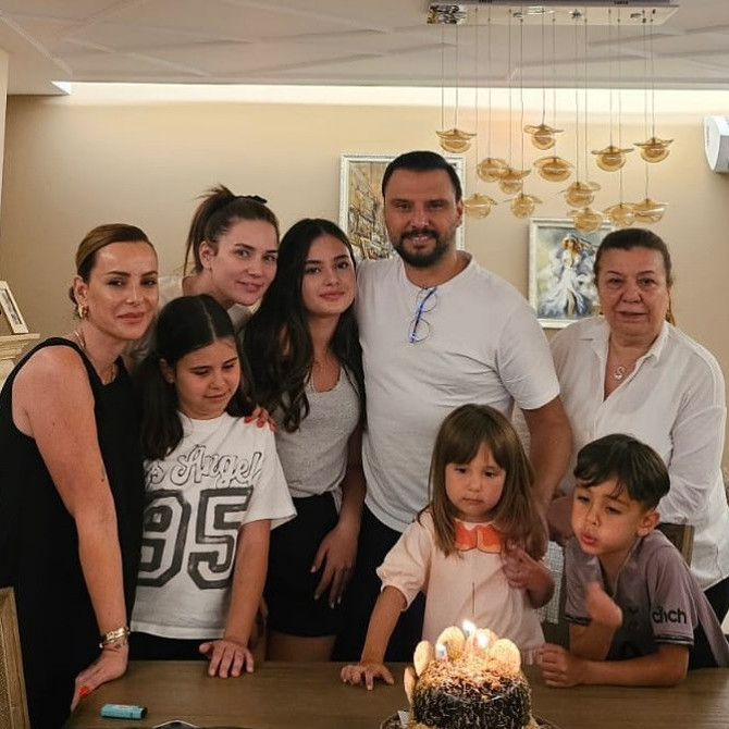 Alişan'a vefat eden kardeşinin ailesinden sürpriz kutlama - Resim : 2