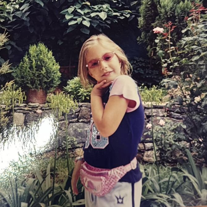 Yasmin Erbil'den nostaljik paylaşım! Çocukluk fotoğrafına sevgilisi Yiğit Poyraz kayıtsız kalmadı