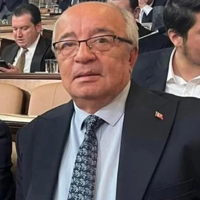 Şile Belediye Başkanvekili seçiminde gergin anlar! Meclis üyelerine ayakkabı fırlatmaya çalıştı