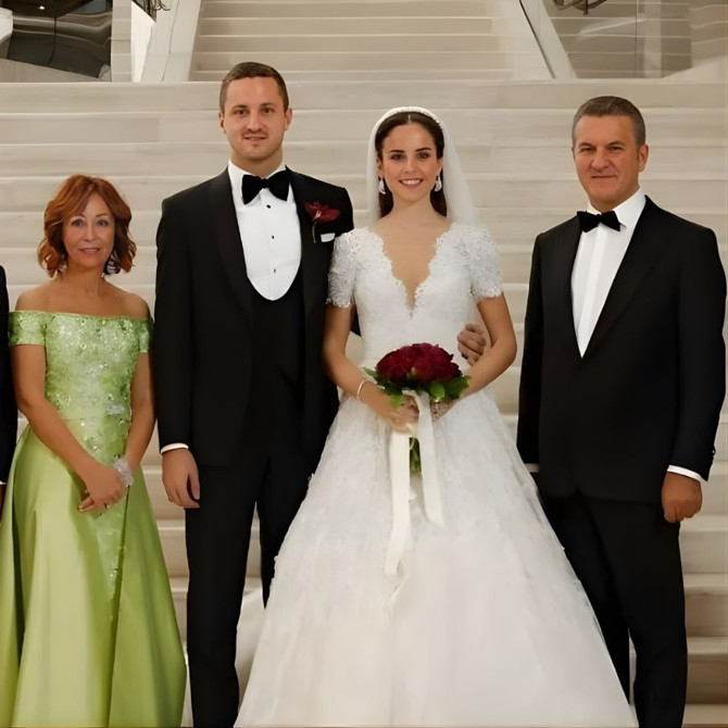 Revna Sarıgül, boşanma aşamasında olduğu Ömer Sarıgül'ü ifşa etti! Baskı ve psikolojik şiddet iddiaları! "Maddi destekte bulunmadığı gibi bir de aracımı sattı''