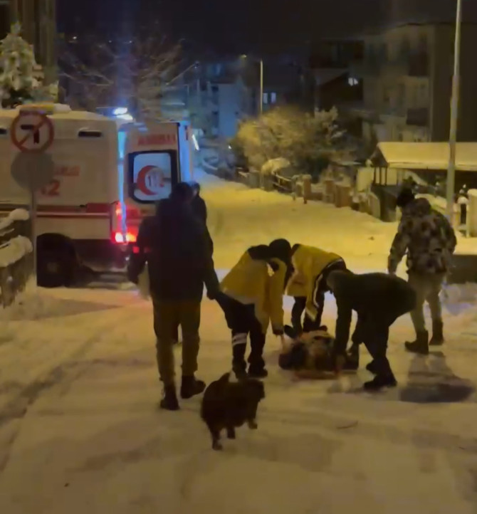 Eğlence felaketle bitti! Tepsiyle karda kayan genç kız duvara çarptı... Apar topar hastaneye kaldırıldı - Resim : 3