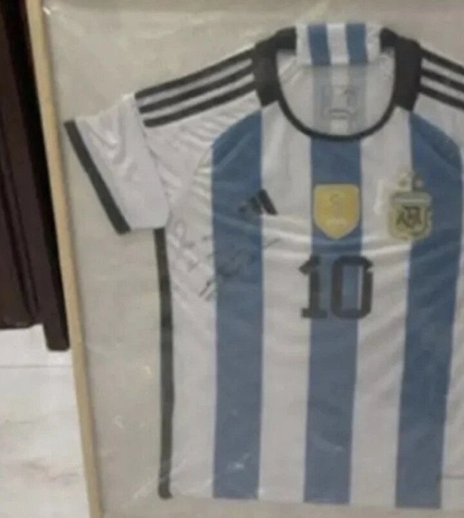 Beşar Esed'in Lazkiye'deki sarayından çıkanlar şaşırttı: Messi forması ve İngiltere Kraliçesi Elizabeth’in imzasını taşıyan fotoğraflar