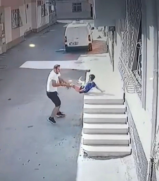 Kovaladığı çocuğu ayak bileğinden tutup yere fırlatan cani tutuklandı! İfadesi ortaya çıktı