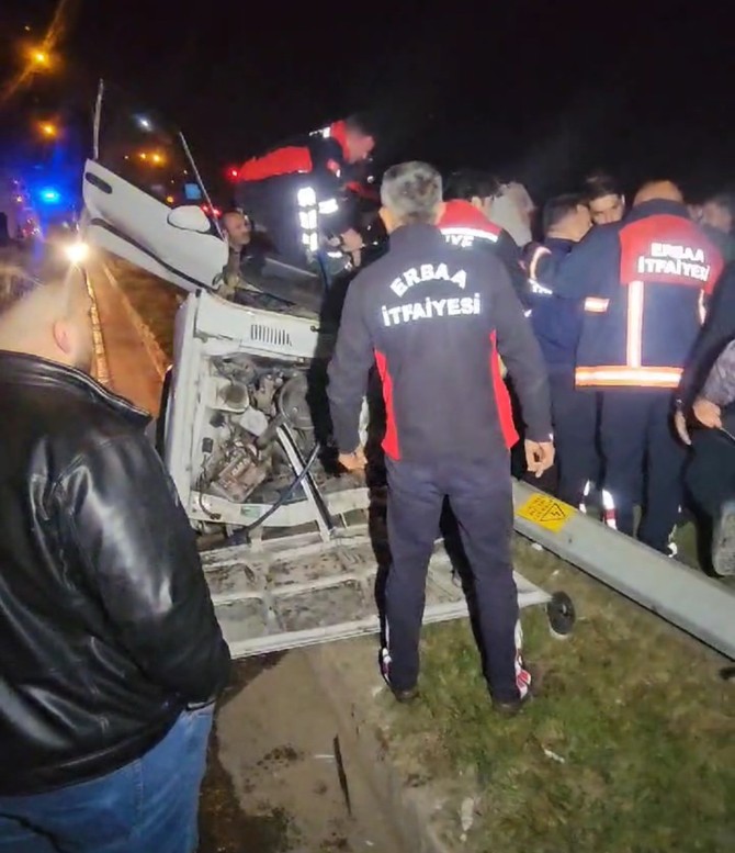 Direğe çarpan araç kağıt gibi ezildi! Geriye bu görüntüler kaldı - Resim : 3