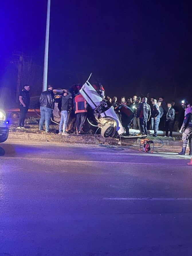 Direğe çarpan araç kağıt gibi ezildi! Geriye bu görüntüler kaldı - Resim : 2