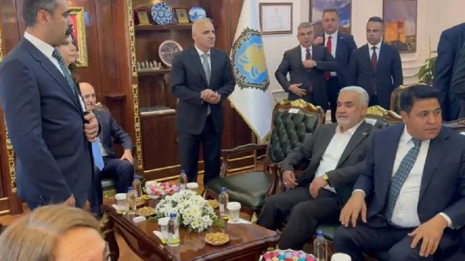 Diyarbakır’da tokalaşma krizi! HÜDA-PAR ve DEM Parti arasında soğuk resepsiyon dikkat çekti