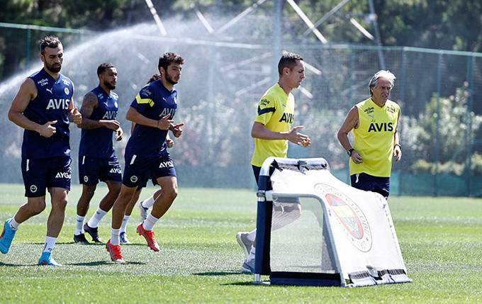 Fenerbahçeli futbolcu Arda Güler, Jorge Jesus'un doğum gününü elini öperek kutladı
