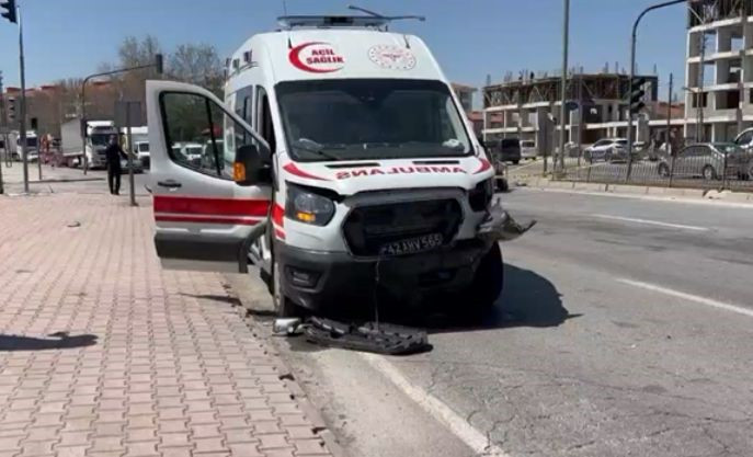 Konya’da ambulans ile otomobil çarpıştı! 2 yaralı