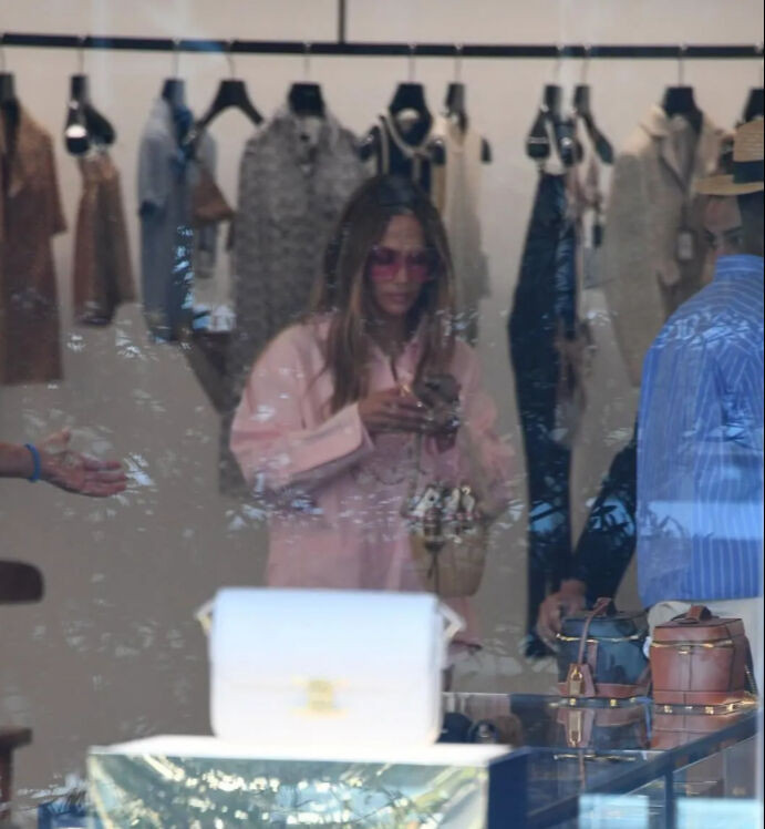 Jennifer Lopez'e güvenlik şoku, tanımadılar mağazaya almadılar - Resim : 2