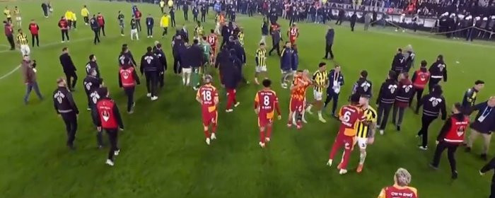 Kadıköy'de derbi bitti, iki takım oyuncuları birbirlerini tebrik etti! Maç sonu özlenen görüntüler... - Resim : 2