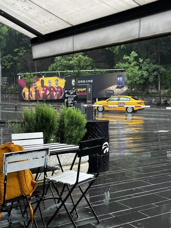 Beşiktaş'ın stadyumunda 'Şampiyon Galatasaray' yazılı reklam panosu
