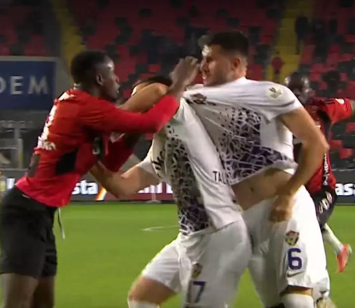 Sahalarda görülmemiş olay! Kaleci kavgayı ayırırken gol yedi!