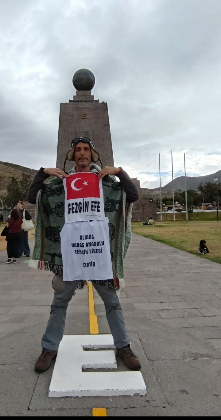 Dünyayı gezen öğretmen Ekvator çizgisinde Türk bayrağı açarak zeybek oynadı