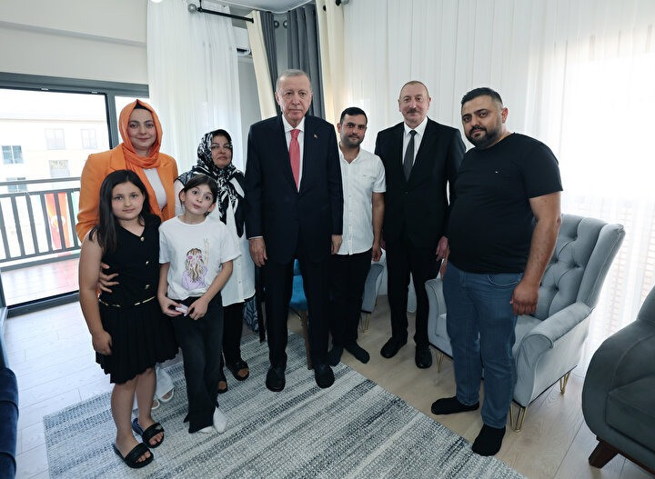 Depremzede aileye devlet eliyle sıcak ziyaret! Yeni evin ilk misafirleri: Erdoğan ve Aliyev