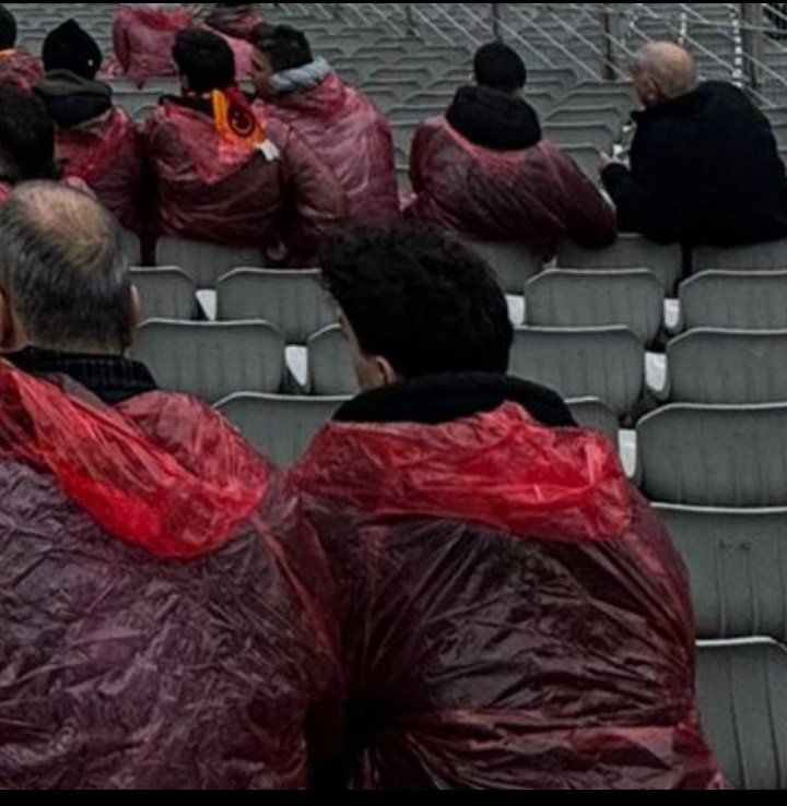 Galatasaray yönetimi taraftarına 'çöp poşetini' reva gördü! Dağıtılan yağmurluk sosyal medyada olay yarattı - Fotoğraf: 4