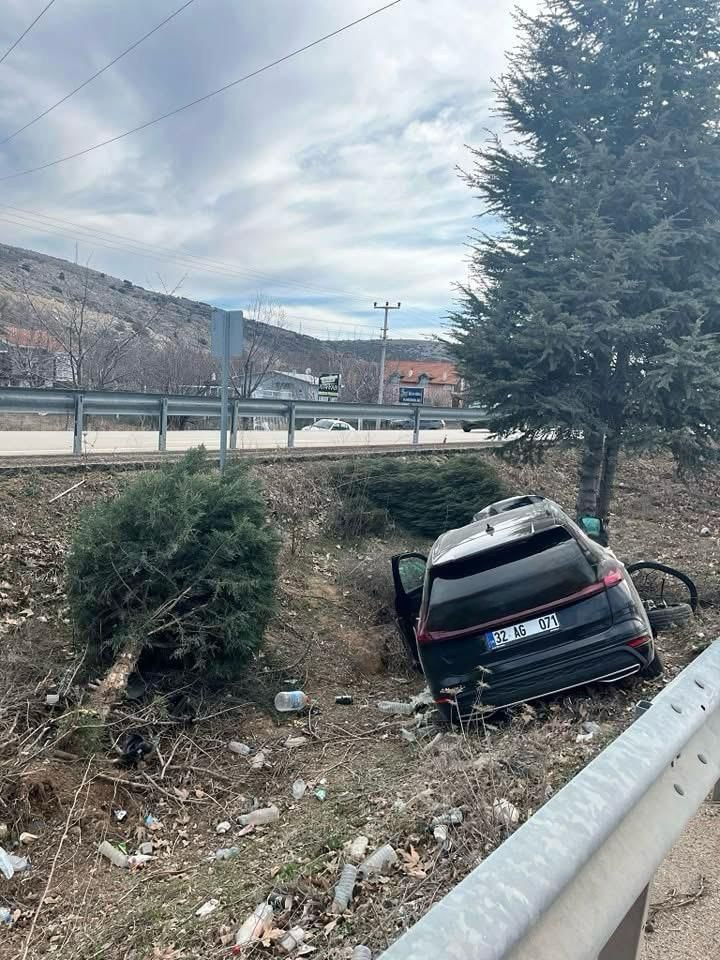 Şarkikaraağaç Belediye Başkanı Ali Göçer ailesiyle birlikte trafik kazası geçirdi - Resim : 2