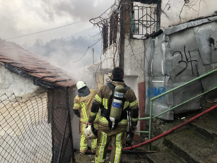 Oturduğu evin satılacağını öğrendi ateşe verdi - Resim : 3