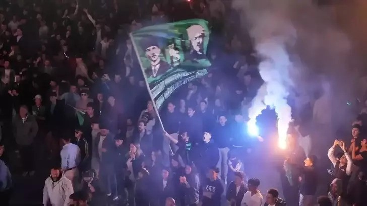 Kocaeli'ne uyumak yok: Süper Lig coşkusu kentin her yerini sardı - Resim : 3
