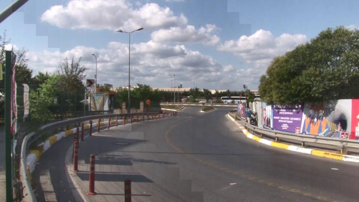 Sultanbeyli'de feci kaza! 2 çocuk ile kadın, tır ile bariyer arasına sıkıştı