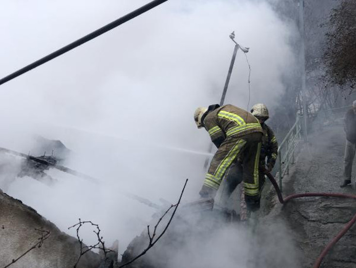 Oturduğu evin satılacağını öğrendi ateşe verdi